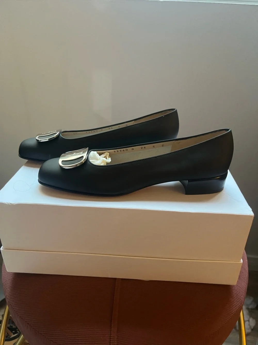 Salvatore Ferragamo Black Leather Vara Mid Heel Pump with Silver Buckle Sz 5 - Picture 2 of 6